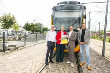 Das Bild zeigt von links nach rechts: Hermann Klyeisen (Regierungspräsidium Stuttgart), Elke Zimmer (Staatssekretärin Landes-Verkehrsministerium), Christian Höglmeier (technischer Geschäftsführer Albtal-Verkehrs-Gesellschaft), Thomas Feiert (Stadt Heilbronn).