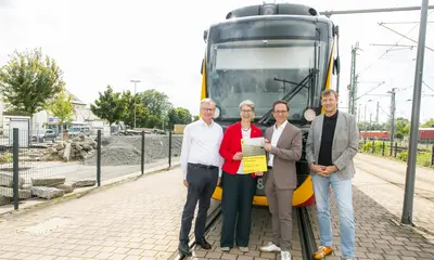 Das Bild zeigt von links nach rechts: Hermann Klyeisen (Regierungspräsidium Stuttgart), Elke Zimmer (Staatssekretärin Landes-Verkehrsministerium), Christian Höglmeier (technischer Geschäftsführer Albtal-Verkehrs-Gesellschaft), Thomas Feiert (Stadt Heilbronn).