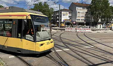 Vor der Baustelle am Entenfang biegt eine Bahn der Linie S2 nach rechts ab. 