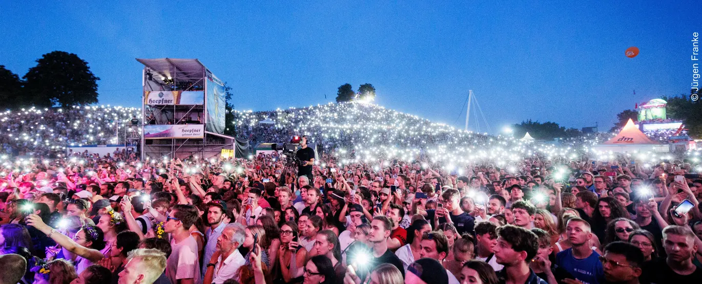 Das Foto zeigt den sogenannten Mount Klotz, eine Erhebung in der Günther-Klotz-Anlage, die bei "Das Fest" komplett mit feiernden Menschen voll steht.