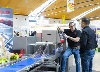 Das Foto zeigt ein Ausstellergespräch bei der Messe "expoSE" in der Messe Karlsruhe 