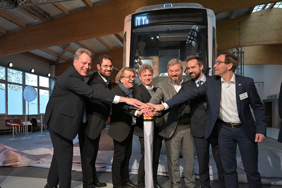 MockUp der neuen TramTrains feierlich in Karlsruhe enthüllt 