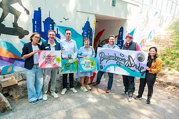 Die Projetpartner stehen vor der enue gestalteten Unterführung am Haltepunkt Baisersbronn Schule