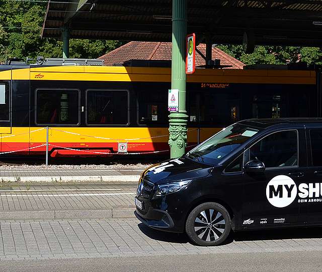 Das KVV.MyShuttle steht am Bahnhof in Ettlingen.