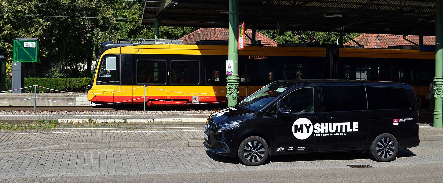 Das KVV.MyShuttle steht am Bahnhof in Ettlingen.
