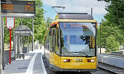 Tramlinie 5 in Richtung Rheinhafen an der Haltestelle Mühlburger Feld.