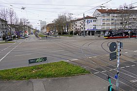 kreutzugn am Karlsruher Entenfang mit vorbeofahrenden Autos und Bahnen