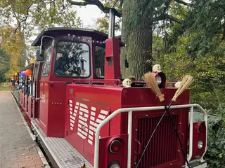 Ansicht der Schlossgartenbahn in dekorativer Halloween-Optik.