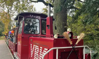 Ansicht der Schlossgartenbahn in dekorativer Halloween-Optik.