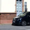 Das KVV.MyShuttle parkt vor einem Haus.