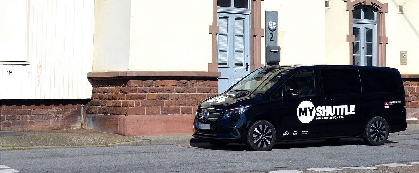 Waldbronn und Karlsbad Das KVV.MyShuttle parkt vor einem Haus.