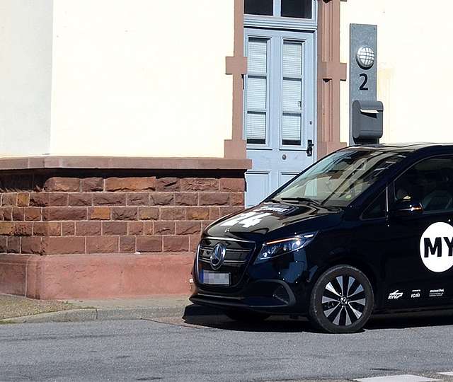 Waldbronn und Karlsbad Das KVV.MyShuttle parkt vor einem Haus.