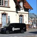 Das KVV.MyShuttle parkt vor einem Haus.