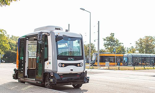 Meilenstein im automatisierten ÖPNV: Passagierbetrieb für selbstfahrende Shuttles auf Abruf in Karlsruhe gestartet 