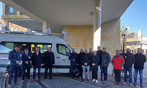 Teilnehmer der Lenkungsgruppe des Bund-Länder-Arbeitskreises zur Koordinierung der Testfelder für autonomes Fahren in Deutschland auf dem Gelände der Verkehrsbetriebe in Karlsruhe. 