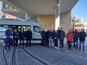 Teilnehmer der Lenkungsgruppe des Bund-Länder-Arbeitskreises zur Koordinierung der Testfelder für autonomes Fahren in Deutschland auf dem Gelände der Verkehrsbetriebe in Karlsruhe. 
