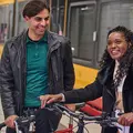 Eine Frau und ein Mann steigen mit ihren Fahrrädern aus einer KVV-Bahn.