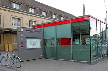Das Foto zeigt das Kundenzentrum des KVV am Vorplatz des Karlsruher Hauptbahnhofes.