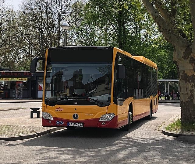 Ein KVV-Bus steht am Durlacher Bahnhof.
