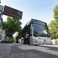 Ein Bus des KVV steht an einer Bushaltestelle.