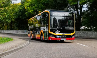 KVV-Bus fährt auf der Straße.