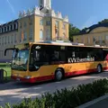 Ein KVV-Eventmobil Bus steht vor dem Karlsruher Schloss.