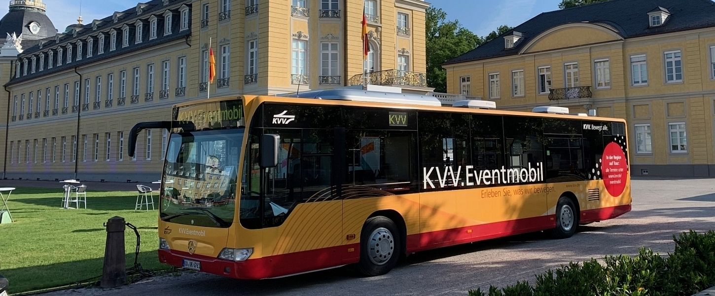 Ein KVV-Eventmobil Bus steht vor dem Karlsruher Schloss.