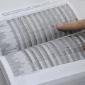 Ein aufgeschlagenes Buch zeigt einen Fahrplan der Linie S41.