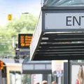 Eine Bahn steht an der Haltestelle Entenfang.