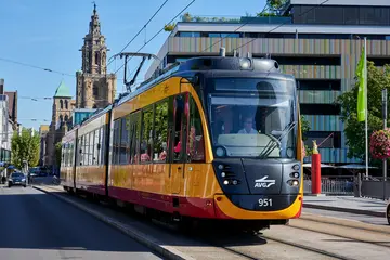 Eine Stadtbahn der AVG in der Innenstadt von Heilbronn