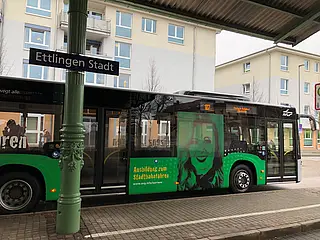 Seitliche Ansicht der VBK-Busses, der an der Haltestelle Ettlingen Stadt hält.