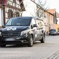 Das KVV.MyShuttle-Fahrzeug fährt durch die Straßen.