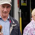 Ein Seniorenpärchen steigt in eine Bahn.