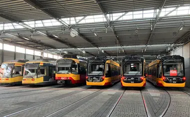Abgestelle Stadt- udn Straßenbahnen in einer Wagenhalle während eines Warnstreiks der Gewerkschaft ver.di