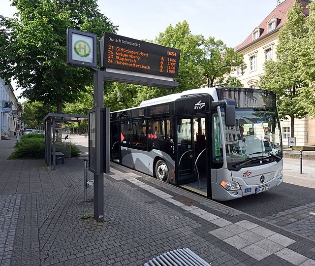 Ein Bus steht an einer Bushaltestelle.