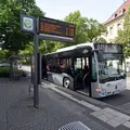 Ein Bus steht an einer Bushaltestelle.