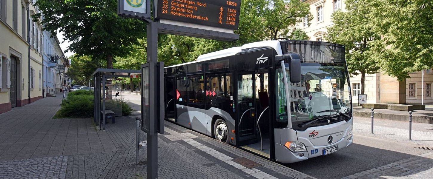 Ein Bus steht an einer Bushaltestelle.