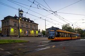 Bahn fährt in Abendstimmung vor dem Schlachthof Karlsruhe