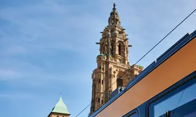 Seitenansicht einer AVG-Stadtbahn in Heilbronn. 