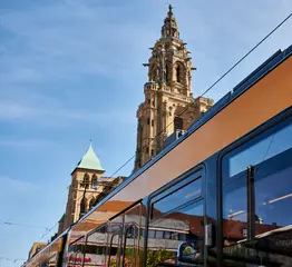 Seitenansicht einer AVG-Stadtbahn in Heilbronn. 