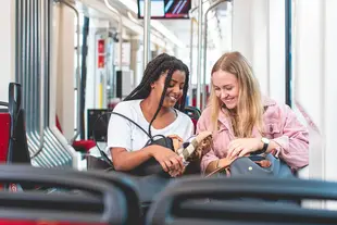 Zwei Frau sitzen in der Straßenbahn