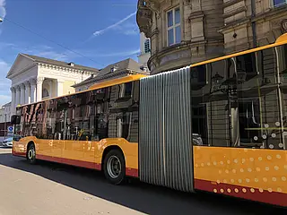 Seitliche Ansicht der KVV-Bus.