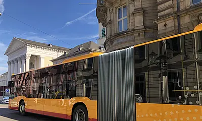 Seitliche Ansicht der KVV-Bus.