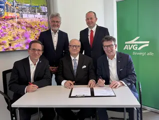 Christian Höglmeier, OB Dr. Frank Mentrup, JUDR. Zdeněk Šponar, Landesrat Petr Borecký und Prof. Dr. Pischon (von links) haben an diesem Freitag den Letter of Intent in Karlsruhe neben einem grün-farbenen Banner auf in weißen Lettern AVG steht, unterzeichnet. 