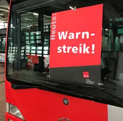 Ein wanrnstreik-Plat von verdi hängt an der Windschutzscheibe eines Busses