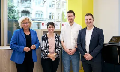 Mitwirkende vom JobShop, die im JobShop stehen.