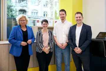 Mitwirkende vom JobShop, die im JobShop stehen.