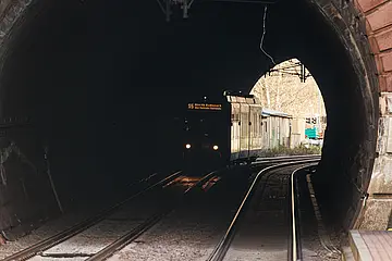AVG-Stadtbahn fährt durch einen Tunnel.