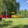 Die Schlossgartenbahn fährt an einem schönen Tag durch den Schlossgarten.