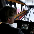 Ein Lokführer simuliert eine Bahnfahrt.